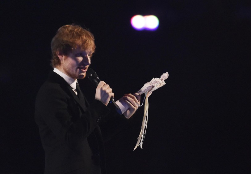 Ed Sheeran recibió el primer premio de la noche, como el Mejor solista británico. FOTO Reuters
