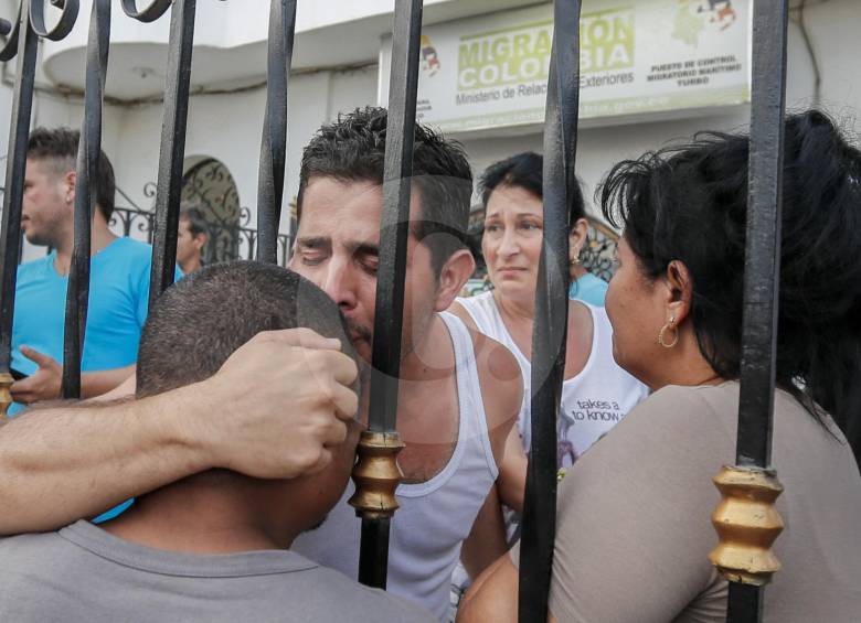 Las escenas de despedida de los cubanos son dramáticas. Aunque les hablan de los graves riesgos que pueden correr en el Darién, se encomiendan a Dios y parten. FOTO juan antonio sánchez