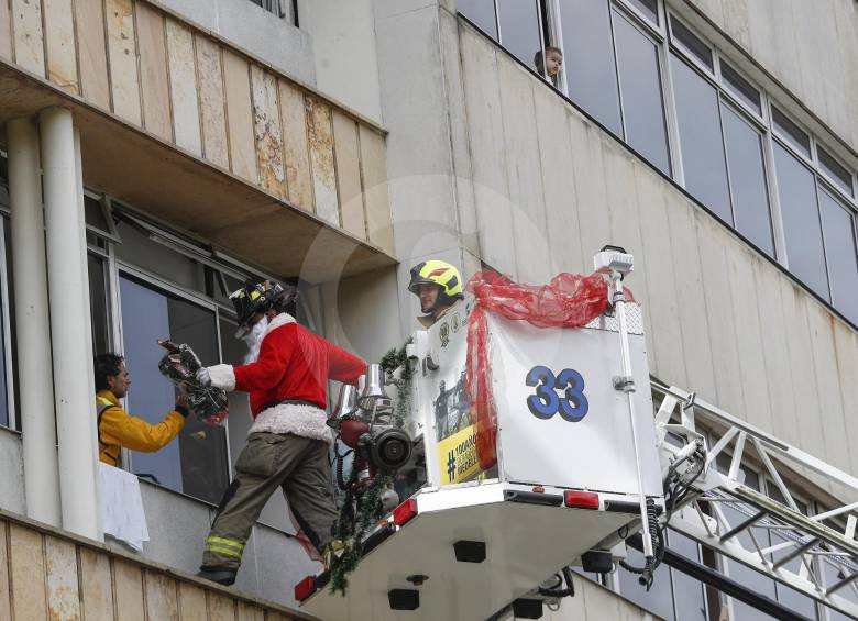 Los bomberos de Medellín llevaron la navidad al hospital infantil San Vicente Fundación, que alberga 240 camas. FOTOS: MANUEL SALDARRIAGA