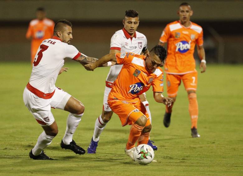No fue una buena presentación la del Envigado ante Santa Fe. Un empate malo para los dos, porque no suben en la tabla. FOTO efe