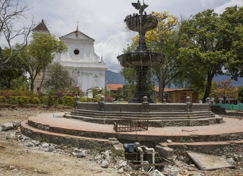 Obras de remodelación del parque de Santa Fe de Antioquia. Foto: Edwin Bustamante 
