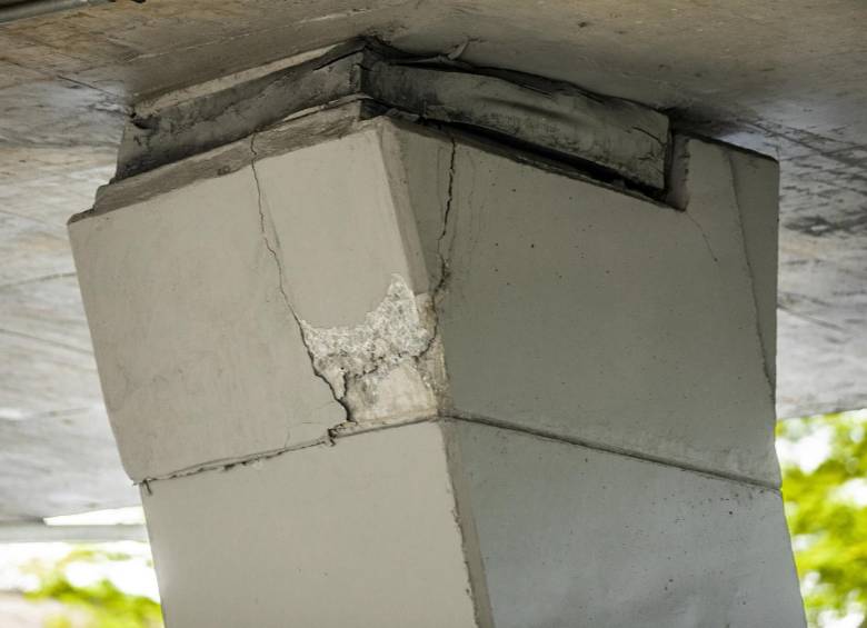 Según el secretario de Infraestructura Física de Medellín, Andrés Uribe, la fisura es de carácter estético y no estructural. Imagen tomada de un video registrado en el puente de Los Balsos. FOTO CAMILO SUÁREZ