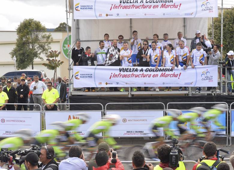 Luego de completar 10 kilómetros montado en su bicicleta el presidente Juan Manuel Santos dio inició a la Vuelta Colombia. FOTO cortesía