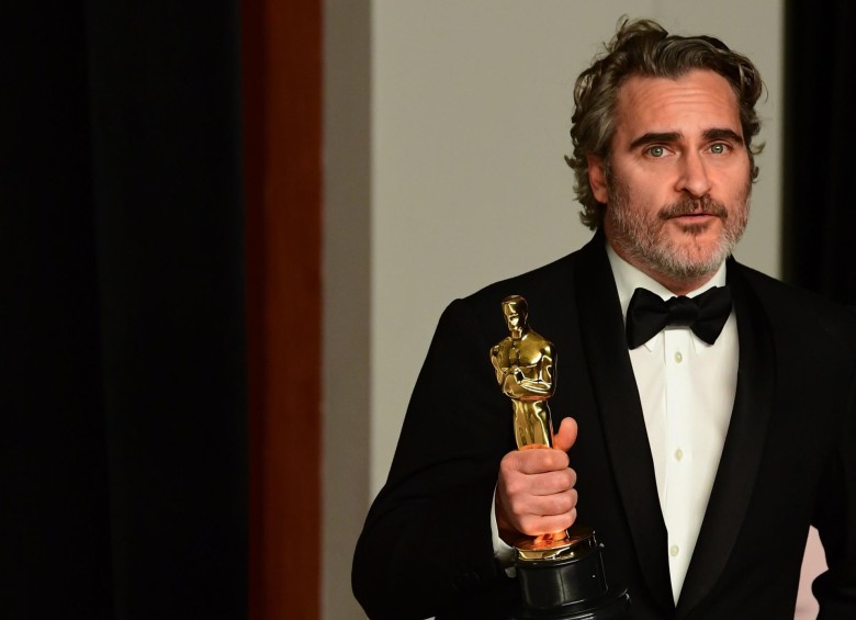Emocionado salió Joaquin Phoenix luego de recibir su Oscar. FOTO AFP