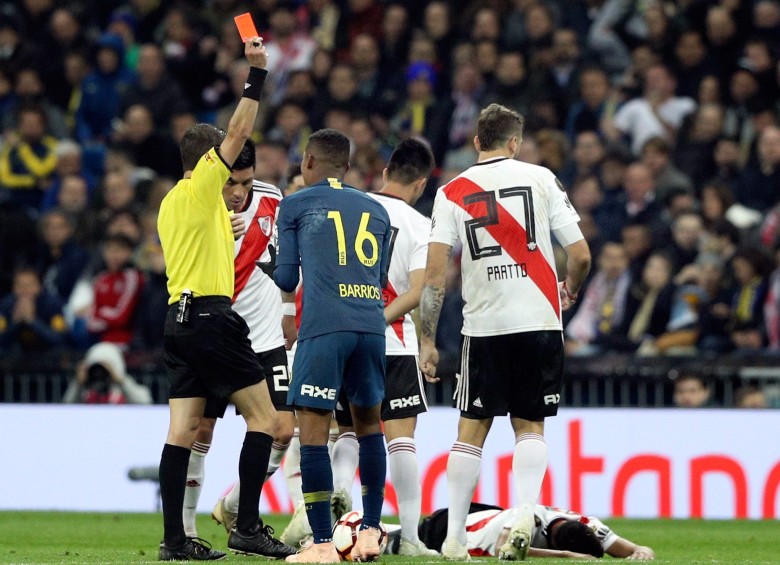 El colombiano Wílmar Barrios fue expulsado en el que sería su último juego con Boca. En Europa lo esperan.