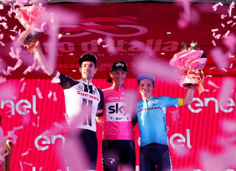 Miguel Ángel López es el cuarto criollo en ser campeón de jovenes en Giro. Los otros: Urán (2012), Betancur (2013) y Quintana (2014). Ayer celebró junto a Dumoulin y Froome. FOTO REUTERS