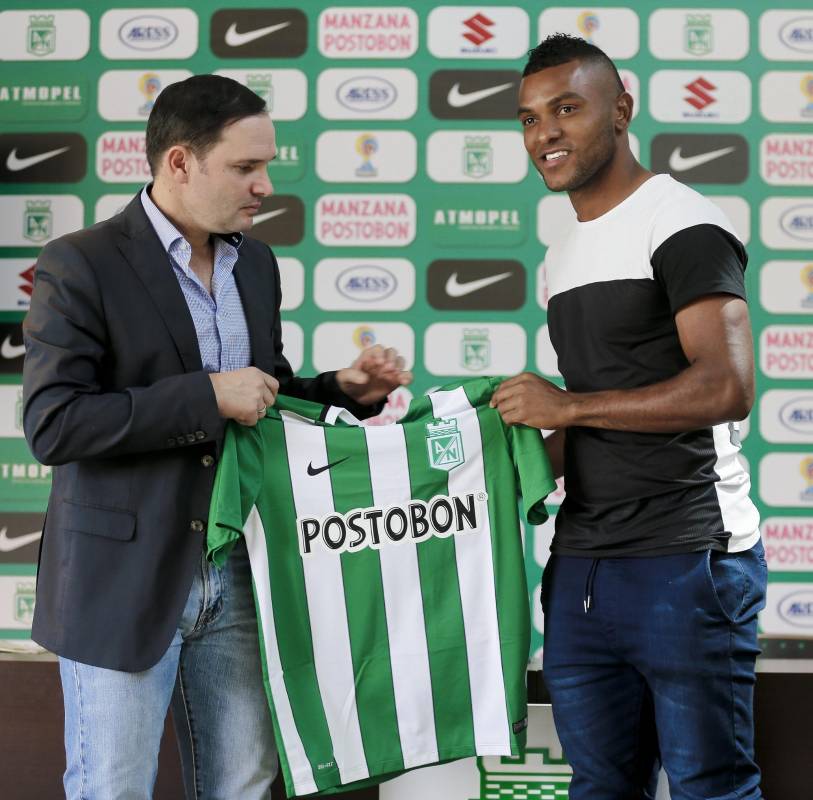 Miguel Borja recibió la camiseta de manos de Víctor Marulanda. FOTO Juan Antonio Sánchez