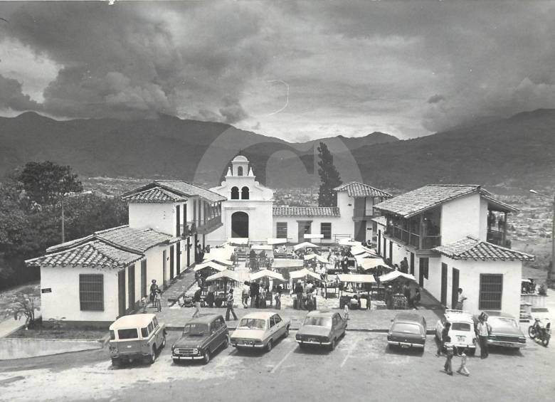 En 1979, la plaza del Pueblito Paisa recibía los domingos los toldos del mercado artesanal. FOTO ARCHIVO EL COLOMBIANO