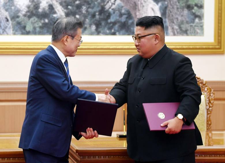 Moon Jae-in, presidente de Corea del Sur, y Kim Jong- un, líder supremo de Corea del Norte, durante su cumbre ayer en Pyongyang donde acordaron mejorar la relación de sus países. FOTO efe