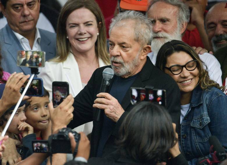 El expresidente de Brasil Luiz Inácio Lula da Silva dio un discurso a su salida de la cárcel de Curitiba, donde estuvo acompañado por simpatizantes del Partido de los Trabajadores que acamparon a las afueras del centro de reclusión durante estos 19 meses. FOTO AFp