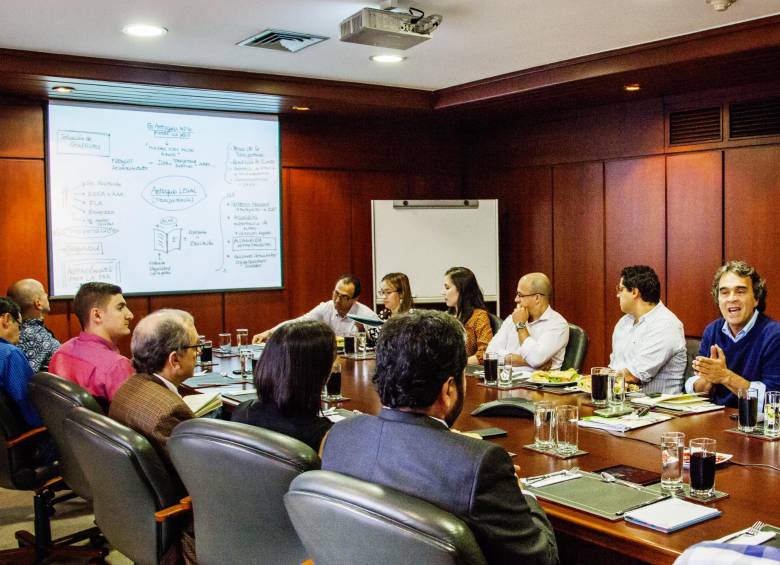 Desde la educación el equipo de Fajardo avanza en su propuesta de transformación social y política. FOTO MARIO VALENCIA.
