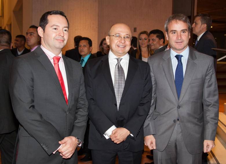 El vicefiscal Jorge Fernando Perdomo; el fiscal general Eduardo Montealegre, y Pablo Felipe Robledo, Superintendente de Industria y Comercio.