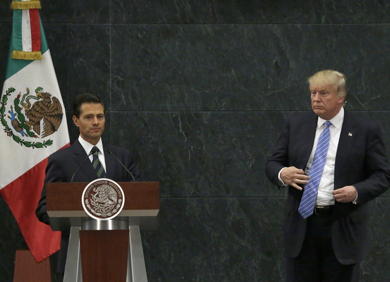 La mayoría de mexicanos critican la blandeza de Peña Nieto (izq.) ante el racismo de Trump. FotoS ap y afp