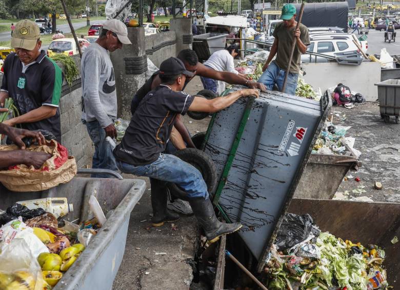 Familias recogen alimentos de los contenedores de desperdicios de alimentos en la Plaza Minorista. Foto: Robinson Sáenz Vargas