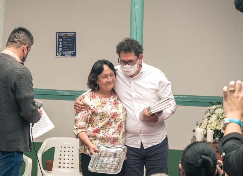 Gloria Serna, de Asocomunal Sonsón, y Pastor Alape se abrazaron en el encuentro en el que hubo música y un perfomance sobre lo que han vivido por la guerra. FOTO cortesía comisión de la verdad