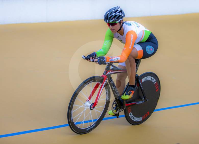 El velódromo es uno de los lugares en los que María Camila disfruta rodar. FOTO Juan A. Sánchez