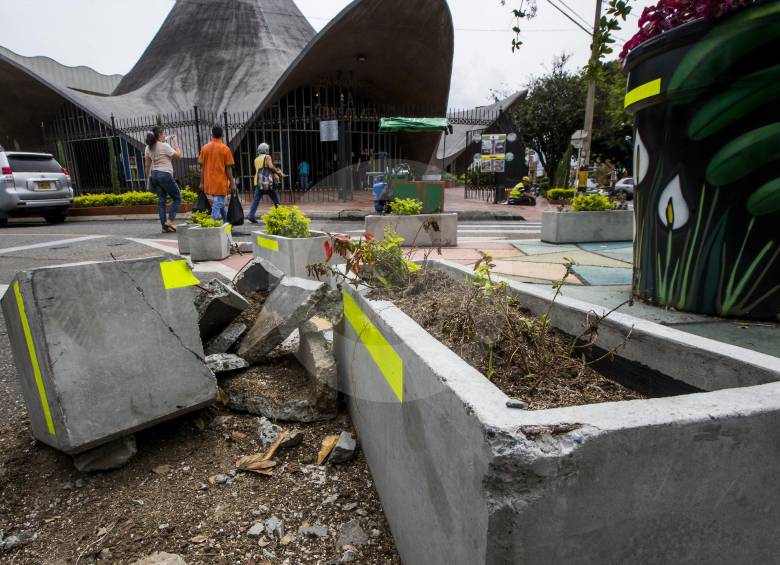 Varias obras del urbanismo táctico presentan deterioro y daños, como ocurre en el caso del sector de La Consolata, en Laureles. Las estructuras serán reparadas. FOTOS JULIO CÉSAR HERRERA