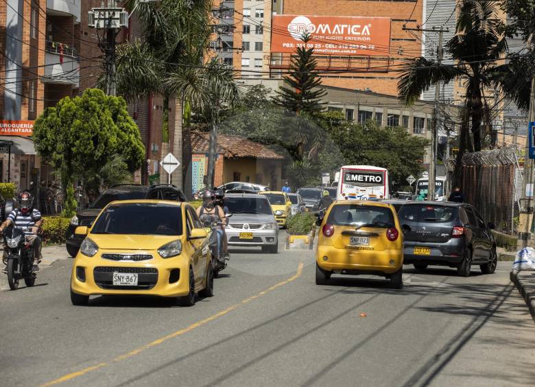 La congestión en la actual vía es una de las quejas más recurrentes. El alcalde de Sabaneta dice que la doble calzada es una deuda histórica. FOTO Camilo Suárez 