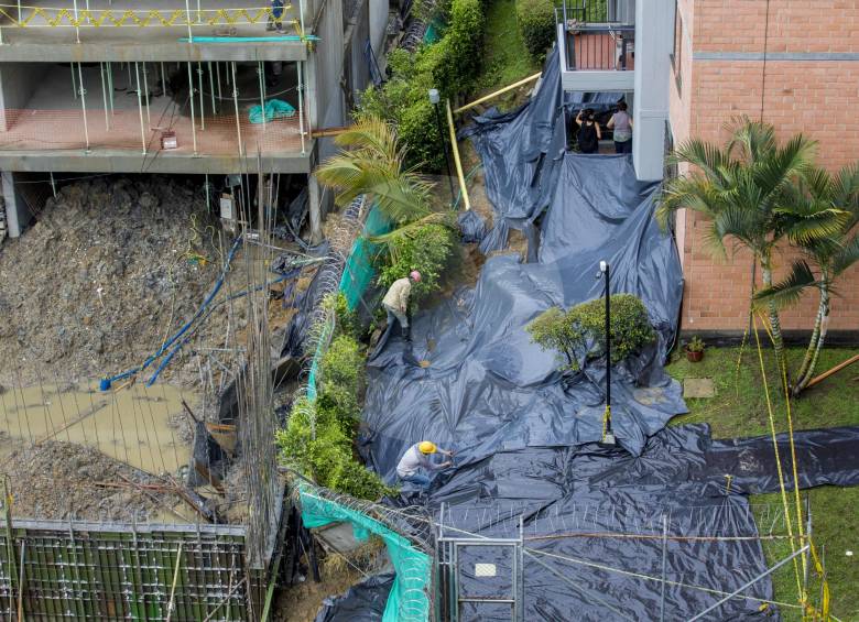 Los residentes de la unidad vecina a la construcción pasaron la noche en otros lugares por temor a deslizamiento. FOTO JUAN ANTONIO SÁNCHEZ