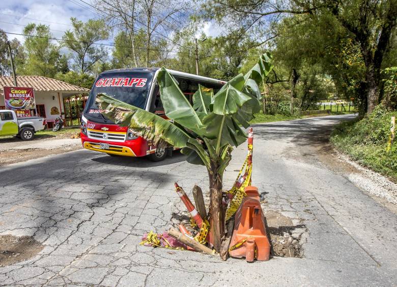Cerca al kilómetro 10 de la vía entre Marinilla y El Peñol, el deterioro de la vía es preocupante. Los buses y automóviles deben hacer maromas para evitar accidentes. FOTO JUAN ANTONIO SÁNCHEZ