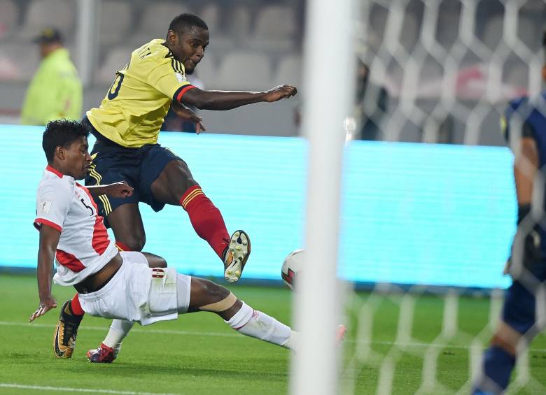 El rendimiento del delantero Duván Zapata ante Perú lo pone con buenas opciones de estar en el Mundial. FOTO AFP 
