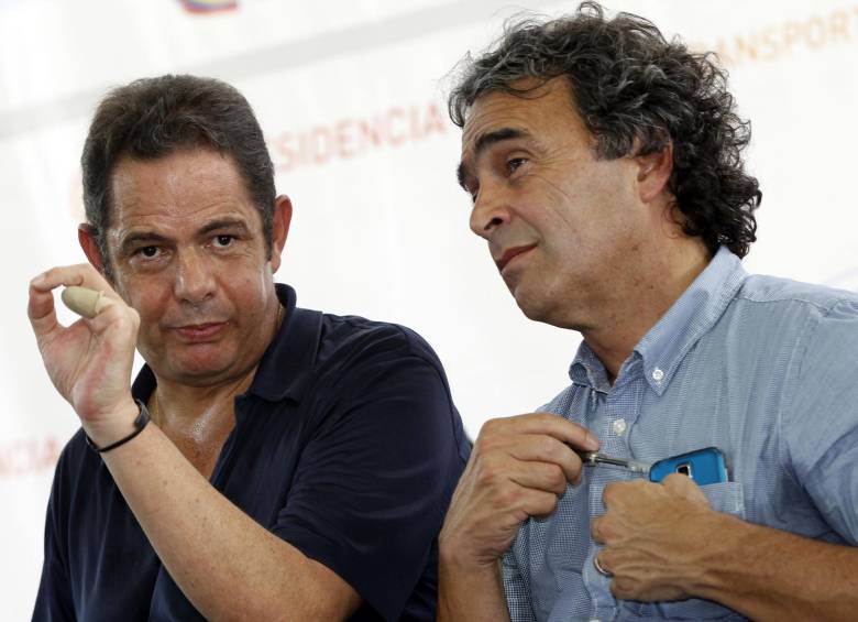 El vicepresidente, Germán Vargas Lleras, en la firma del acta de inicio de Conexión Norte en el coliseo de Zaragoza. FOTO Jaime Pérez, enviado especial