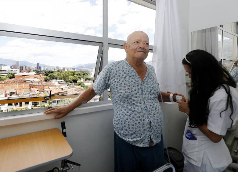 Leonardo Arango, fue dado de alta en la IPS Universitaria. Espera que lo ubiquen en un hogar de la Alcaldía y dice que donde vivía lo trataban mal. No tiene familia en Medellín. FOTO Juan A. Sánchez