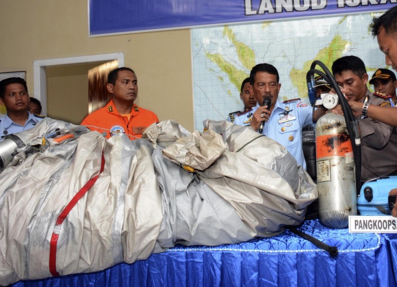La recuperación de restos y cadáveres del accidentado avión significó un alivio tanto para investigadores como para una ciudadanía indonesia que temía que se repitiera el enigmático caso del MH370 de Malaysia Airlines. FOTO AP