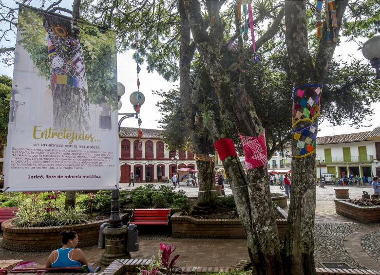 Con tejidos abrazando los árboles, un colectivo de mujeres de Jericó dice no la explotación minera. FOTO JUAN ANTONIO SÁNCHEZ