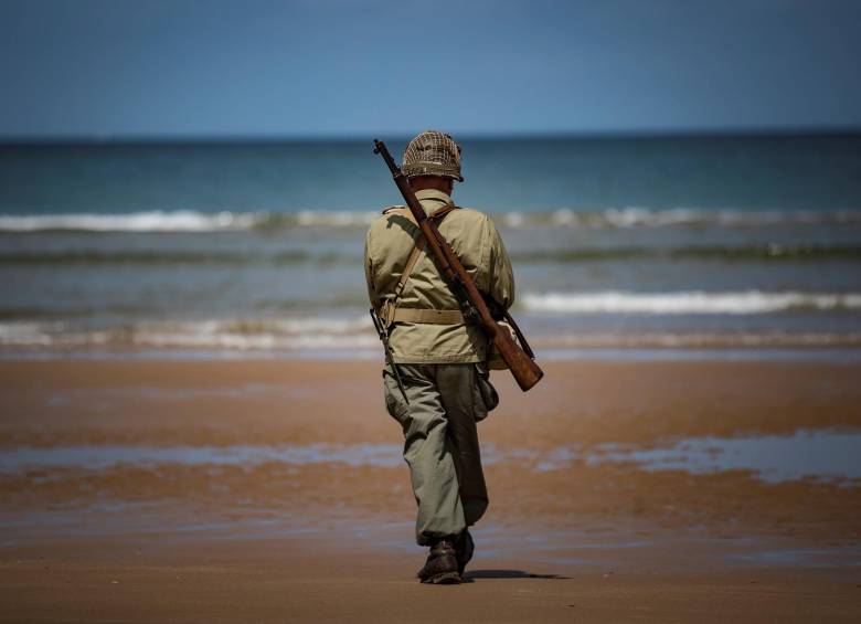 Varios franceses vestidos con uniformes estadounidenses de la Segunda Guerra Mundial se fotografían en la plaza Omaha de Normandia en Colleville-Sur-Mer (Francia), con motivo de las celebraciones del 75 aniversario del desembarco de Normandía, que marcaron el inicio del fin de la Segunda Guerra Mundial. FOTO: EFE
