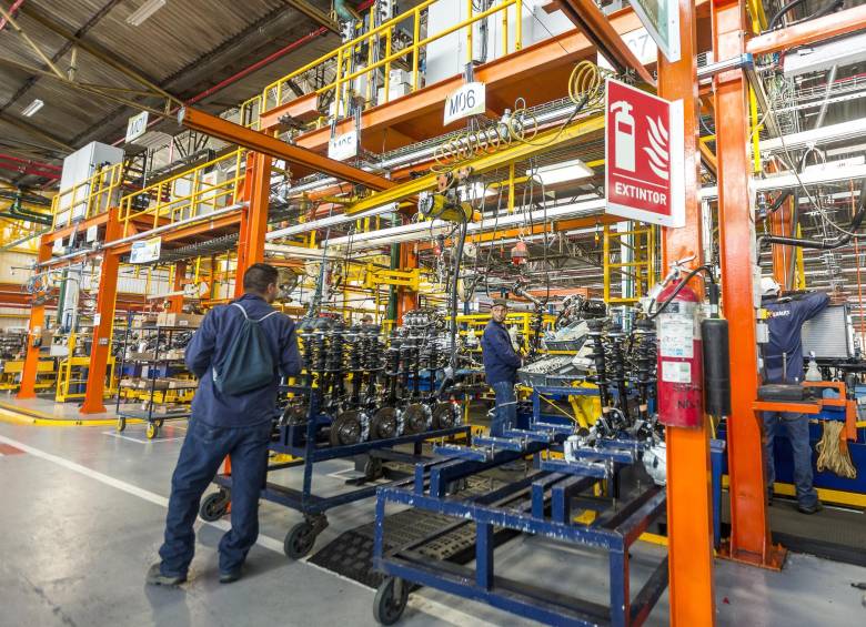 La fabricación de vehículos es una de las actividades autorizadas para reiniciar operaciones esta semana. Foto Camilo Suárez