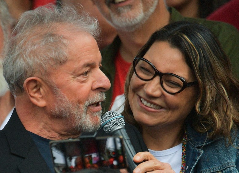 Expresidente de Brasil Lula da Silva en compañía de su novia Rosángela. FOTO: AFP