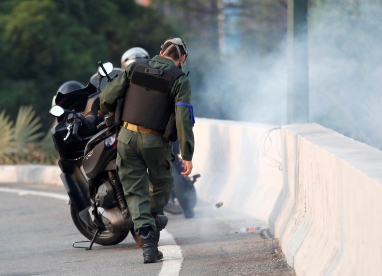 La oposición y los militares leales al régimen de Maduro iniciaron enfrentamientos con gases lacrimógenos y esporádicamente hubo disparos. FOTO: Reuters