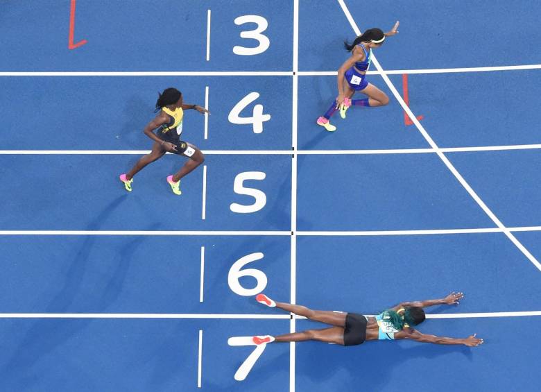 Esta es la imagen que recorre el mundo y que quedará entre las cosas curiosas de unos Olímpicos, ya que la manera en la que fue ganado el oro de los 400 metros es inusual. FOTO AFP