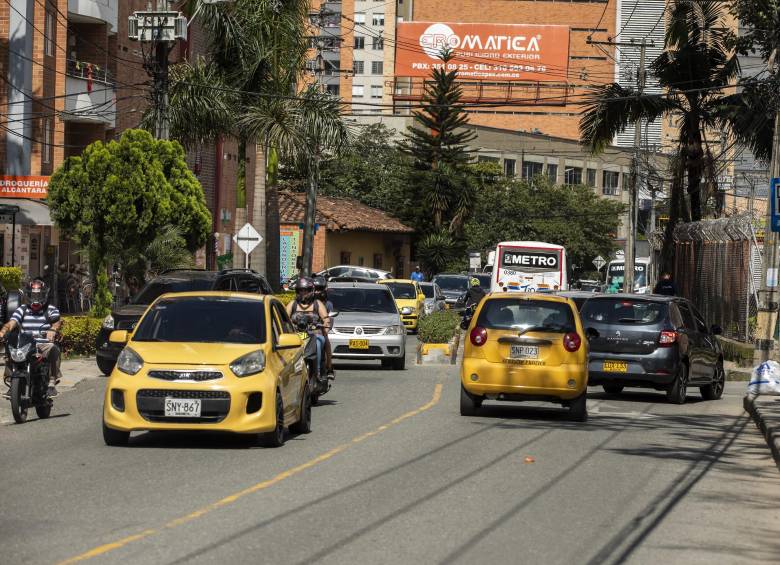 El gremio de taxistas ya presentó dos propuestas para ajustar la tarifa de 2021. La primera implica un aumento de 4 %, y la segunda, de 4,4 %. Ambas se aplican sobre el valor actual de la carrera mínima. FOTO ANDRÉS CAMILO SUÁREZ