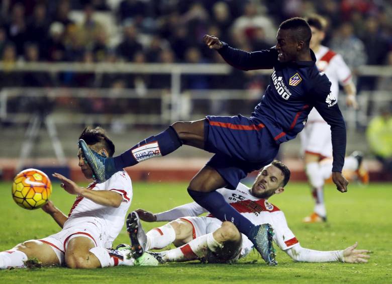 Jackson Martínez luchando ante dos defensores del Rayo Vallecano. FOTO REUTERS