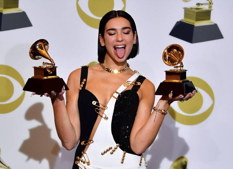 La cantante, compositora y modelo británica Dua Lipa posa con sus premios al Mejor Nuevo Artista y Mejor Grabación de Baile por su canción Electricidad, en la sala de prensa durante la 61ª edición de los Premios Grammy Foto: Afp