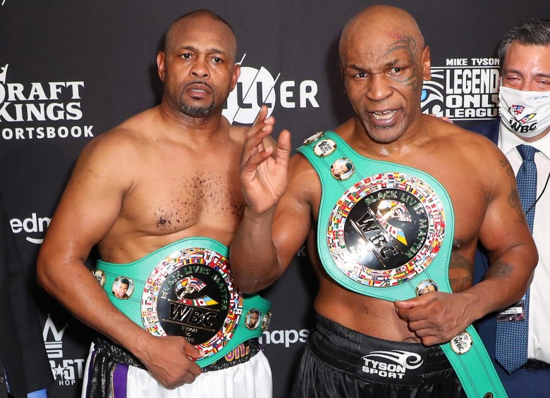 El legendario Mike Tyson regresó al boxeo a los 54 años con un intenso combate de exhibición ante el también ex campeón de pesos pesados Roy Jones Jr., de 51, que terminó sin ganador. FOTO EFE
