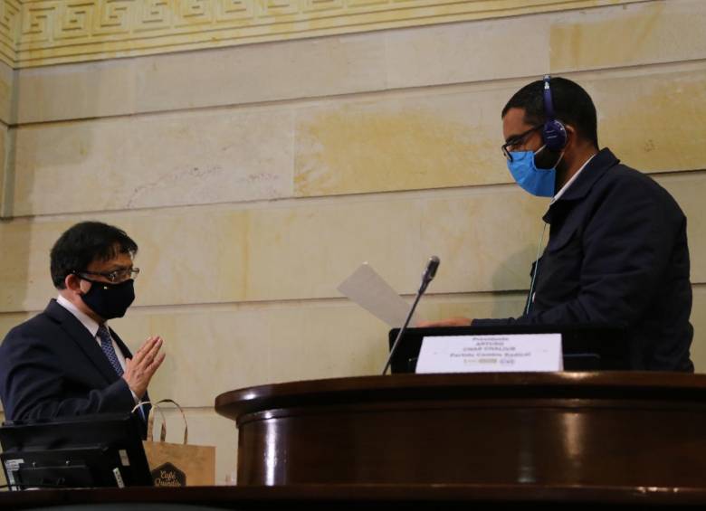 Jorge Enrique Ibáñez juramentando ante el presidente del Senado, Arturo Char. FOTO COLPRENSA