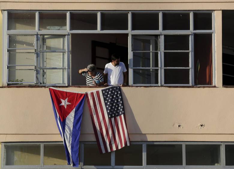 Estados Unidos izó este viernes su bandera de rayas y estrellas durante la reapertura de su embajada en La Habana, en un nuevo paso de reconciliación. FOTO AP