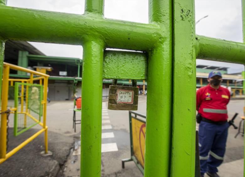 La parálisis en diversos sectores productivos y la falta de recursos en las empresas ponen en riesgo el pago de primas de mitad de año. Foto Camilo Suárez