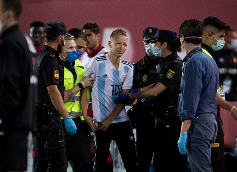 El hincha interrumpió el partido al minuto 53. FOTO AFP