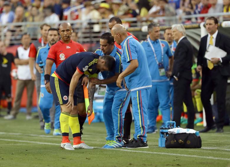 Molestia de James en el hombro izquierdo preocupa en la Selección