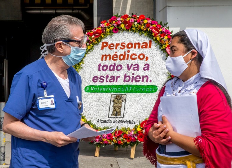 $!Andrés Aguirre, director del Hospital Pablo Tobón Uribe, recibió una carta de apoyo al personal médico durante el evento. FOTO: JUAN ANTONIO SÁNCHEZ.