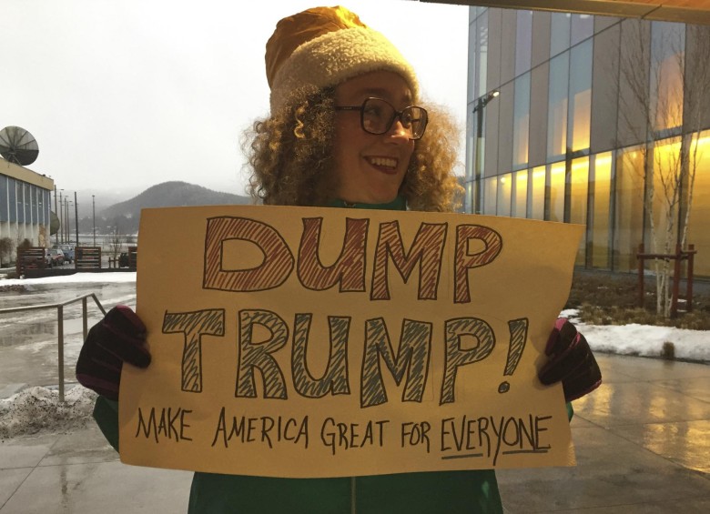 Una mujer apoya a Donald Trump afuera del recinto donde votó el Colegio Electoral. FOTO AP