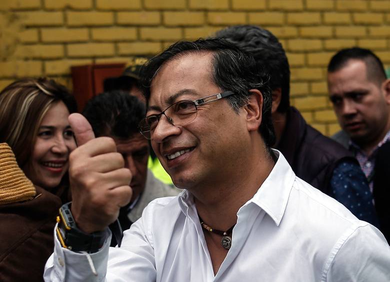 Gustavo Petro votó cerca del mediodía en la localidad de Puente Aranda, en el sur de Bogotá. FOTO EFE