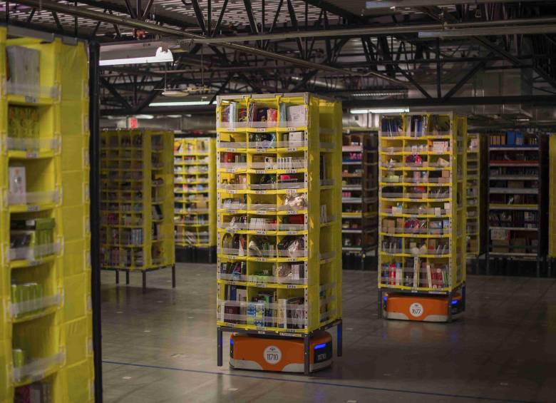 Sobre estos robots se moverán los estantes de Amazon. FOTO Reuters