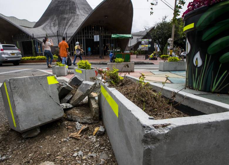 Varias obras del urbanismo táctico presentan deterioro y daños, como ocurre en el caso del sector de La Consolata, en Laureles. Las estructuras serán reparadas. FOTOS JULIO CÉSAR HERRERA