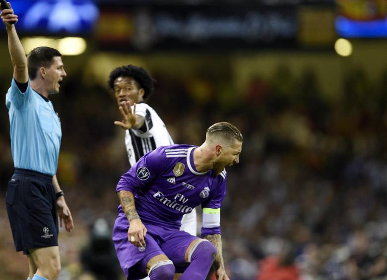 Ramos recibe críticas por exagerar empujón de Cuadrado