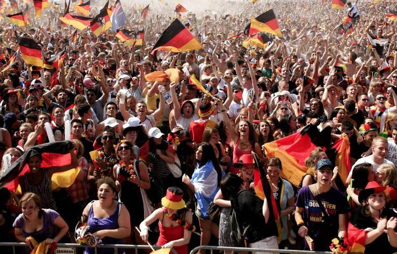 REUTERS - En Berlín, miles de personas se reunieron para ver y celebrar juntas el triunfo de Alemania sobre Argentina.